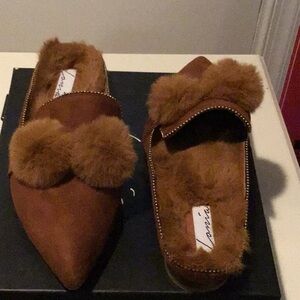 Lonia flats with a soft fur in the inside.